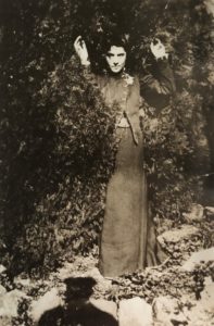 Eleonora Duse fotografata da Gabriele D'Annunzio alla Capponcina 1898 circa Venezia Fondazione Giorgio Cini