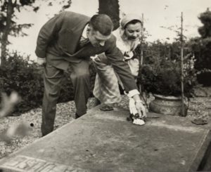 Laurence Olivier e Vivien Leigh rendono omaggio alla tomba di Eleonora Duse ad Asolo 1957 Venezia Fondazione Giorgio Cini